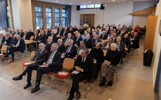 Een zaal vol mannen.