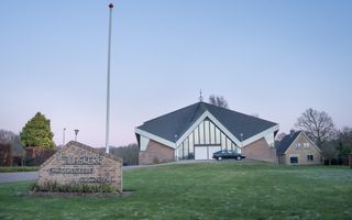 Modern kerkgebouw met woonhuis ernaast