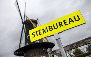 Stembureaubordje met op de achtergrond een molen.
