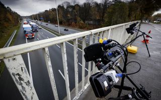 Slimme camera's langs de snelweg, bedoeld om automobilisten die hun telefoon vasthouden te registreren en te fotograferen. beeld ANP, Robin van Lonkhuijsen