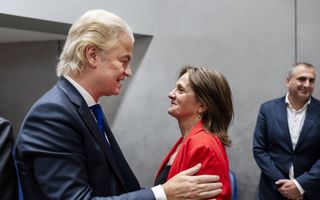 Geert Wilders (PVV) neemt afscheid van Nicolien van Vroonhoven (NSC) tijdens haar laatste plenaire vergadering. 
