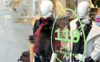 Ruitsticker op de etalage van een modezaak 