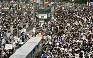 De Hongkongse veiligheidswet is op 23 maart 2024 aangescherpt. Misdaden als verraad en oproer kunnen voortaan bestraft worden met levenslange opsluiting. Een poging van de regering in 2003 om de veiligheidswet in te voeren werd afgeblazen nadat een half miljoen Hongkongers ertegen protesteerde. beeld AFP, Peter Parks 