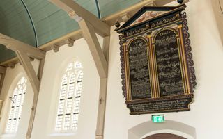 Kerkinterieur met groot bord met de Tien Geboden