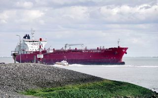 De Russische olietanker STI Fulham passeert maandag Vlissingen. Het schip staat geregistreerd op de Marshalleilanden en valt technisch dus niet onder het internationale sanctieregime tegen Rusland. beeld Van Scheyen Fotografie