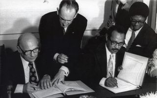 Twee mannen zetten handtekening.