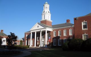 Gebouw met een soort kerktoren. De ingang doet wat denken aan die van een Griekse tempel, met vier zuilen en een timpaan.