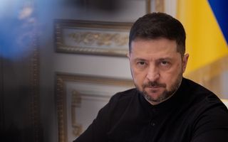 Een man in zwarte trui kijkt voor zich uit 