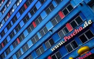 Een blauw flatgebouw.