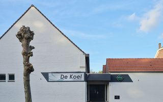 Wit gebouw met daarop de woorden ”De Koel”.