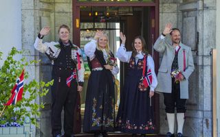 Zwaaiend gezin in klederdracht.