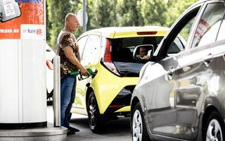 Een automobilist tankt benzine bij een pompstation.