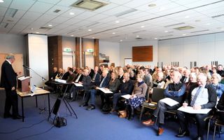 Een zaal vol mensen.