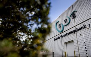 Groot grijs gebouw met het logo van de Sociale Verzekeringsbank erop.