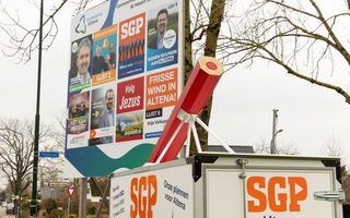 Een verkiezingsbord, met daarop onder meer posters van SGP en ChristenUnie. 