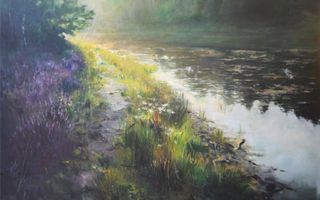 Waterplassen op een zandweg in de mist.