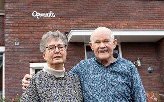 Ouder echtpaar voor huis met de naam Opwaarts.