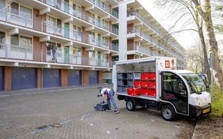 Een bezorger van websupermarkt Picnic onderweg om boodschappen te bezorgen bij een flat in Duivendrecht. 
