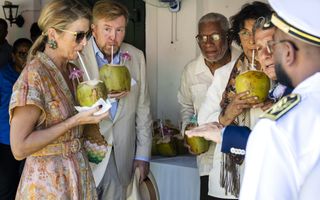 Man en vrouw drinken door een rietje uit een kokosnoot