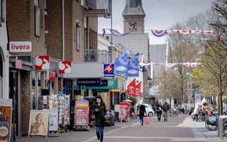 Centrum van Ermelo met winkels zoals Livera, Trekpleister en Kruidvat. Ervoor lopen vier winkelende mensen. 