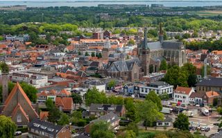De stad Goes vanuit de lucht, op de achtergrond het water.