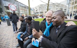 Toenmalig ChristenUnie-lijsttrekker Gert-Jan Segers tijdens een campagne-actie in de Amsterdamse Bijlmer, in aanloop naar de Tweede Kamerverkiezingen van 2017. beeld ANP, Jeroen Jumelet