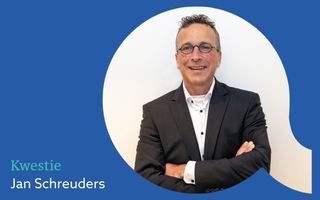 Rechtoekig blauw vlak met de tekst: Kwestie Jan Schreuders en een foto van een brildragende man met wit overhemd en donker jasje. 