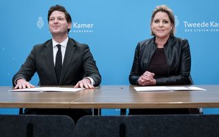 Van Campen zit samen met Letschert aan een tafel. Ze hebben ieder een exemplaar van de formatieopdracht voor zich liggen.