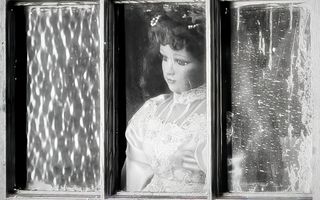 Vintage pop achter glas.