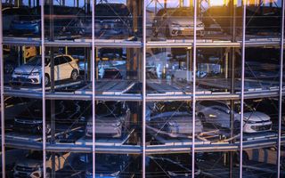 Auto’s staan in een toren. 