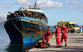 Een boot met migranten meert aan in de haven van Paleochora, in het zuidwesten van Kreta, 2022. beeld AFP, Costas Metaxakis  