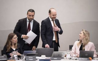 Tweede Kamerleden Ceder (CU), Van den Brink (CDA) en Rajkowski (VVD) voor aanvang van het asieldebat in de Tweede Kamer.