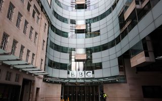 Imposant kantoorgebouw met de letters BBC boven de ingang. 