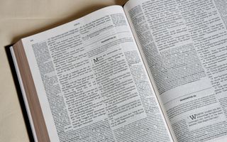 Opengeslagen Bijbel met kanttekeningen.