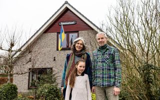 Echtpaar met meisje voor hun huis met de naam Immanuel.