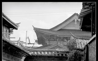 Zwart-witfoto van een Chinese tempel.