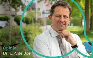 Webvignet met een portret van een man van middelbare leeftijd met kort krullend donker haar met een vervaagde achtergrond van een park in een woonwijk.