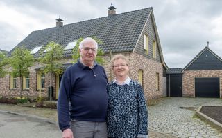 Joost Verschuure met zijn vrouw voor hun zelfgebouwde huis. beeld Dirk-Jan Gjeltema