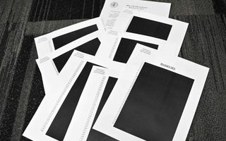 Zwartgelakte documenten. 