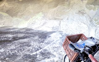 Fiets met RD-fietstas in grote zoutloods.