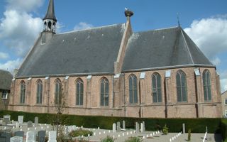 Buitenkant hervormde kerk in Molenaarsgraaf. Op de voorgrond de begraafplaats