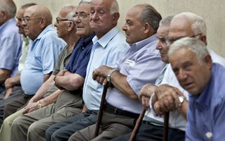 Oude Italiaanse mannen. De bevolking van Italië vergrijst sterk. beeld ANP, Jurriaan Brobbel