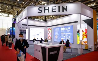 De SHEIN-stand op de China International Supply Chain Expo in Peking november vorig jaar. beeld EPA, Mark R. Cristino