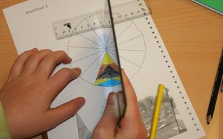 Kinderhanden met lineaal en geodriehoek.