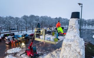 Mannen in hoogwerker werken aan de kop van de ‘pop’.