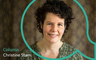 Blauw vlak met rond portret van een jonge vrouw met donker krullend haar.