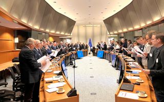 Mannen en vrouwen zingen in het gebouw van het Europees Parlement in Brussel.