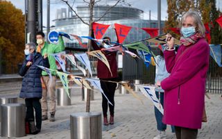 Zwitserse klimaatoma’s –KlimaSeniorinnen– tijdens een protest bij het Europees Hof voor de Rechten van de Mens in Straatsburg. beeld EPA, Georgios Kefalas