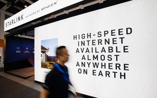Man passeert reclamebord van Starlink.