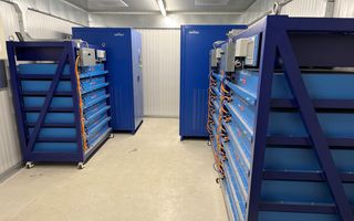 Drie blauwe frames met daarin gestapeld zes lichtblauwe plakken.